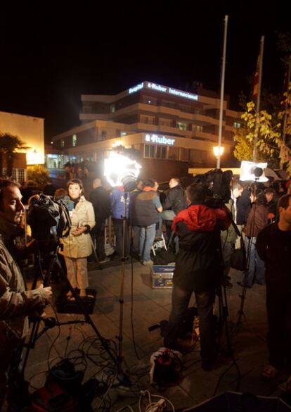 Cámaras de televisión, ante la clínica Ruber de Madrid.