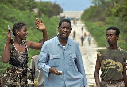 El ministro de defense de Somalia, Yusuf Mohamed Siad, camina en el barrio de Taleh, donde se ha iniciado la ofensiva contra las milicias islamistas.