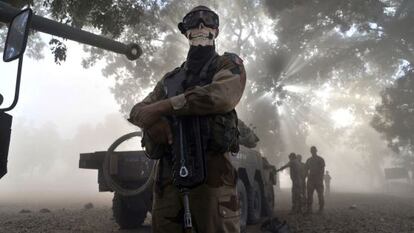 El soldado francés, cubierto con un pañuelo con forma de calavera.