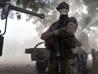 El soldado franc&eacute;s, cubierto con un pa&ntilde;uelo con forma de calavera. 