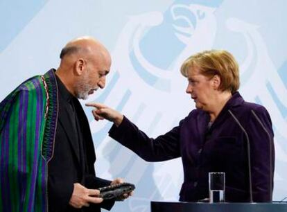 El presidente afgano, Hamid Karzai, y la canciller alemana, Angela Merkel, en Berlín.