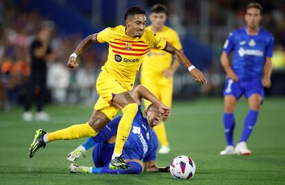 Raphinha controla el balón ante la oposición de Maksimovic durante el Getafe - Barcelona de este domingo.