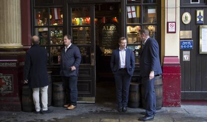 Varios empleados de la City de Londres en la entrada del pub Leadenhall Market.
