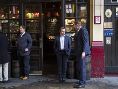 Varios empleados de la City de Londres en la entrada del pub Leadenhall Market.