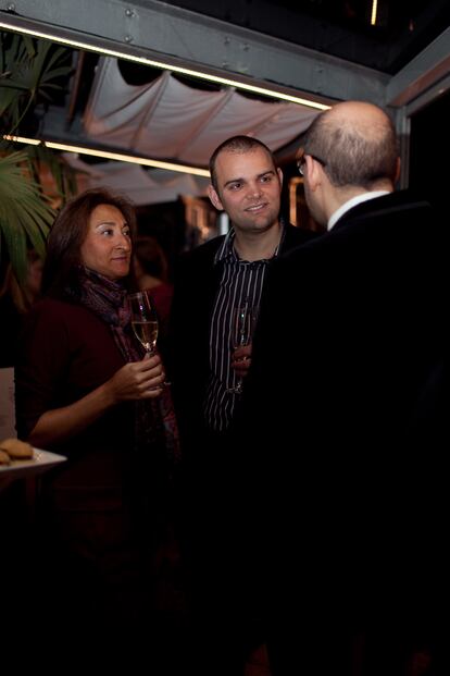 Esther Badoch de Idesa; Ben May, director general de MBT y de espaldas Pedro Utrera, director de marketing de Möet Chandon.

	
		 