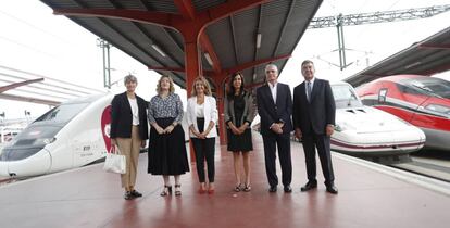 La directora general de Ouigo en España, Hélenè Valenzuela; la presidenta de Adif, María Luisa Dominguez; la ministra de Transportes, Raquel Sánchez; la secretaria de Estado de Transportes, Isabel Pardo de Vera; el presidente de Renfe, Isaias Táboas, y el presidente de Iryo, Carlos Bertomeu.