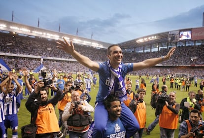 El entrenador del equipo, Jose Luis Oltra, con Bodipo celebrando el triunfo