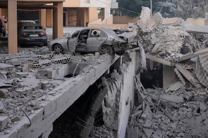 Daños causados en el barrio de Dahiyeh en Beirut tras un ataque aéreo israelí, este miércoles. 