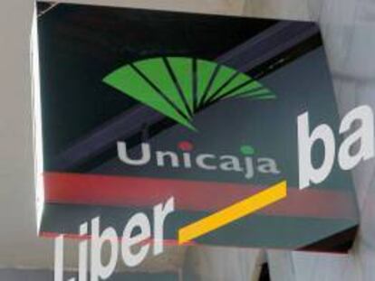  Montaje de los logos de Unicaja Banco y Liberbank.