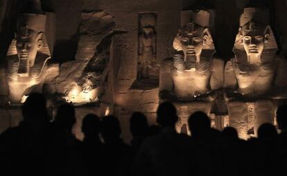 Turistas dentro del templo de Abu Simbel.