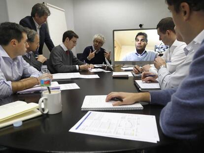 Beltr&aacute;n de la Lastra (de pie) dirige la reuni&oacute;n de la ma&ntilde;ana con los analistas de Besinver