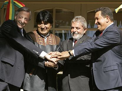 De izquierda a derecha, los presidentes Kirchner, de Argentina
; Morales, de Bolivia; Lula, de Brasil, y Chávez, de Venezuela, ayer en Puerto Iguazú.