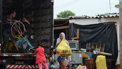 Famílias da ocupação conhecida como Colonial, em São Mateus, no leste de São Paulo, colocam seus pertences em caminhão.