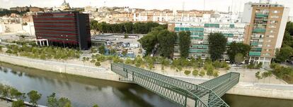 El distrito de Arganzuela de Madrid, con la reurbanización del río Manzanares en primer plano.