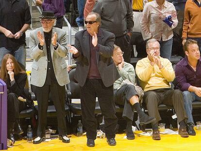 Robert Towne y Jack Nicholson, en un partido de Los Ángeles Lakers en 2006.