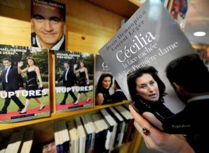 Una mujer lee uno de los libros aparecidos sobre Cécilia.