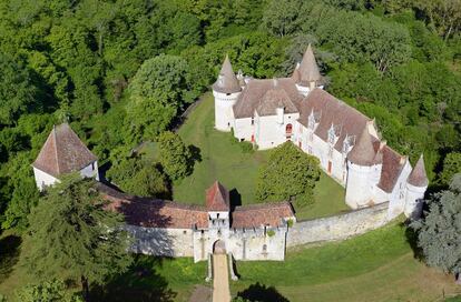 Vista aérea del castillo de Bridoire, uno de los más populares de la Dordoña por sus actividades para niños y adultos. 