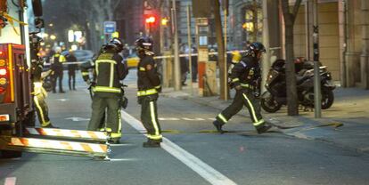 Bomberos trabajan en la extinción de un incendio, imagen de archivo.