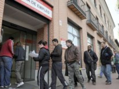 Varias personas hacen cola en la Oficina de Empleo de la Avenida de Guadalajara de Alcal&aacute; de Henares (Madrid).