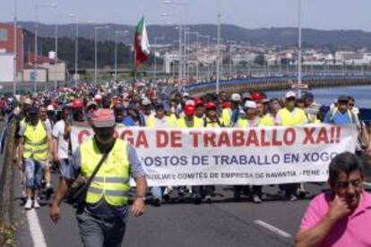 Marcha protesta de los trabajadores de los astilleros de la ría de Ferrol (Navantia Ferrol y Fene e industria auxiliar) en la ría de Ferrol. EFE/Archivo