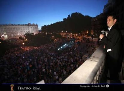 Juan Diego Flórez, en el balcón del Teatro Real,  canta <b><i>La flor de la canela</b></i> para el público congregado en la plaza de Oriente.