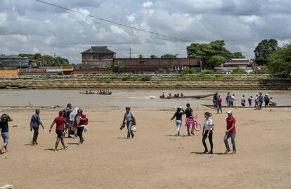 Migrantes venezolanos cruzan la frontera al departamento colombiano de Arauca. 