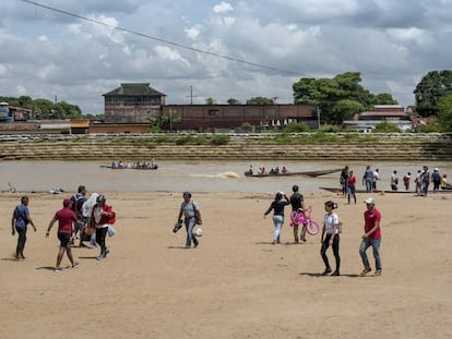 Migrantes venezolanos cruzan la frontera al departamento colombiano de Arauca. 