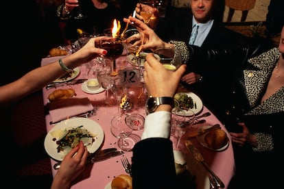 Unos amigos brindan durante una cena.