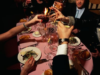 Unos amigos brindan durante una cena.