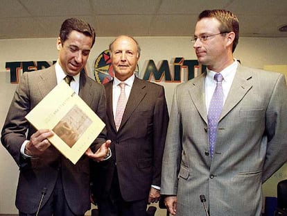 El director general de Terra Mítica, John Fitzgerald, a la derecha, con Eduardo Zaplana (izquierda) y Felipe Prosper, presidente de la ingeniería Idom, en junio de 2002 en la presentación del libro <i>Historia de una ilusión</i>, que repasa la construcción del parque Terra Mítica.