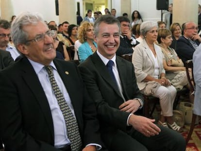 Pedro Miguel Etxenike, exconsejero de Educación, e Íñigo Urkullu. En la otra primera fila, Ardanza, Azkuna y Bilbao.