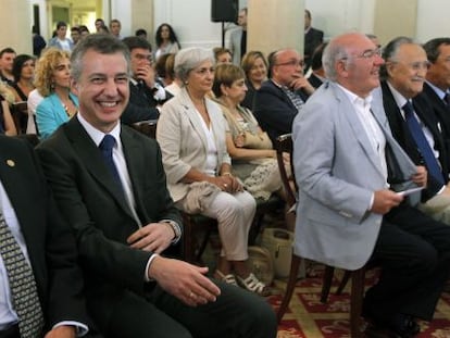 Pedro Miguel Etxenike, exconsejero de Educación, e Íñigo Urkullu. En la otra primera fila, Ardanza, Azkuna y Bilbao.