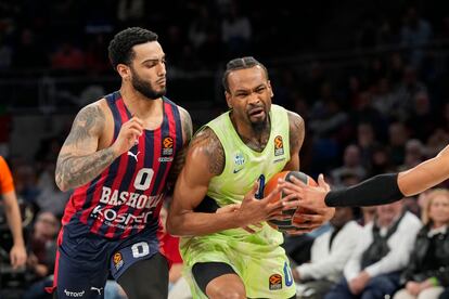 Punter y Howard, durante el duelo en el Buesa Arena entre el Baskonia y el Barcelona.