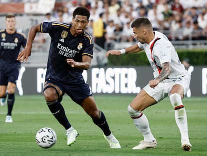 Jude Bellingham, ante Krunic en su primer partido con el Real Madrid, en el Rose Bowl.