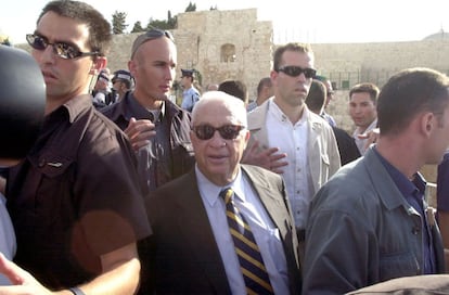 28 de septiembre de 2000. El líder judío opositor Ariel Sharon, rodeado de guardaespaldas, visita el Templo del Monte, en la explanada de las mezquitas de la parte vieja de Jerusalén, acto que provocaría la explosión de una nueva Intifada.