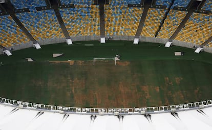 Grama degradada no Maracanã, em 12 de janeiro de 2017.