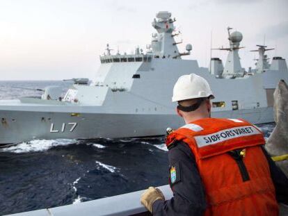 No mar Mediterrâneo, um barco dinamarquês treina com a fragata norueguesa "Helge Ingstad" para escoltar o arsenal químico sírio.