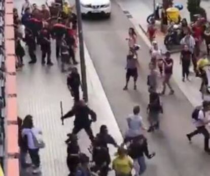 Una imatge de la càrrega policial a Sants.