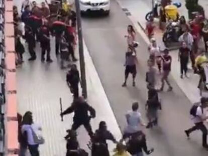 Una imagen de la carga policial en Sants.