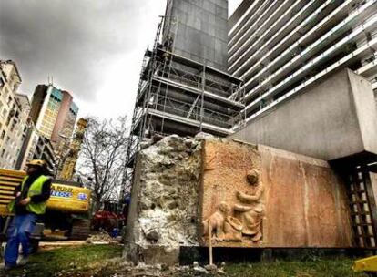 Operaciones de demolición del monumento dedicado a José Antonio Primo de Rivera.