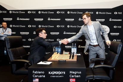 Magnus Carlsen saluda a Fabiano Caruana cuando llega al escenario para disputar la octava partida