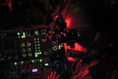 Un piloto de helicóptero con visor nocturno, en la base de Diwaniya en Irak en octubre de 2003