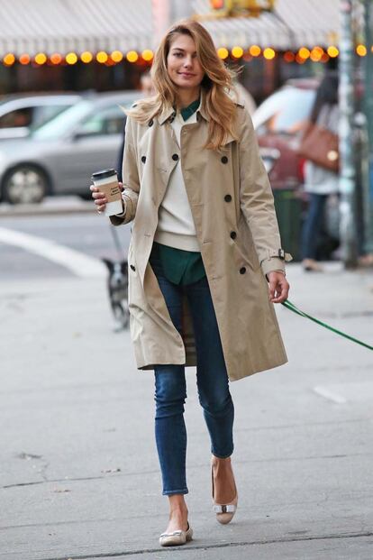 Natural es la palabra que mejor describe este look de la modelo Jessica Hart. La gabardina siempre un acierto en los das de lluvia.