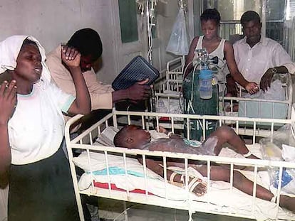 Una madre lamenta la intoxicación de su hijo con la medicina adulterada. Ocurrió hace unos años en Haití.