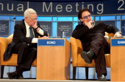 El cantante Bono (derecha), junto al secretario del Tesoro de EE UU, Paul O'Neill, en Nueva York el pasado febrero.