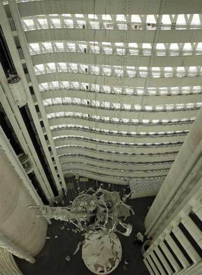 Vista hacia el interior de la Torre del Agua, con la escultura <i>Splash</i> al fondo.