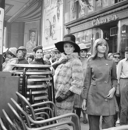 Lourdes Albert y otras modelos en la Gran Vía madrileña, en una editorial para Herrero y Rodero, en Madrid en octubre de 1967.