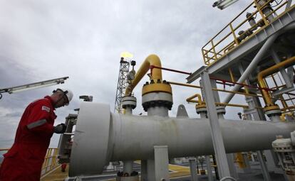 Un empleado de Petrobras trabaja en la plataforma petrol&iacute;fera Cidade Angra dos Reis, al norte de R&iacute;o de Janeiro.
