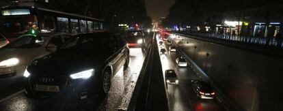 Una de las avenidas de Madrid, a oscuras por la huelga de alumbrado.