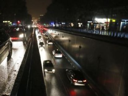 Una de las avenidas de Madrid, a oscuras por la huelga de alumbrado.